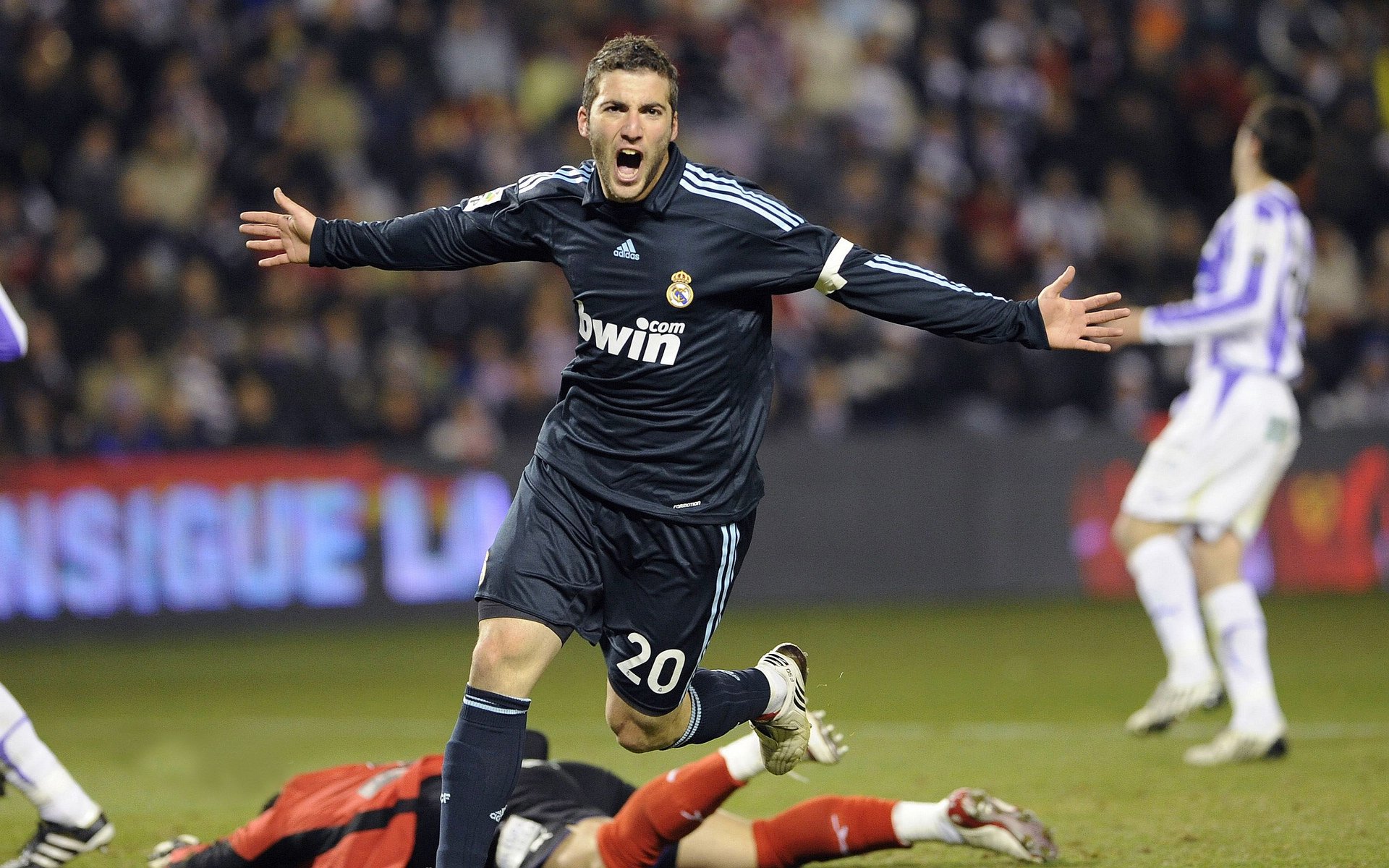 开云电竞在线-英超焦点战，精彩进球和神级扑救掀起高潮，英超专题